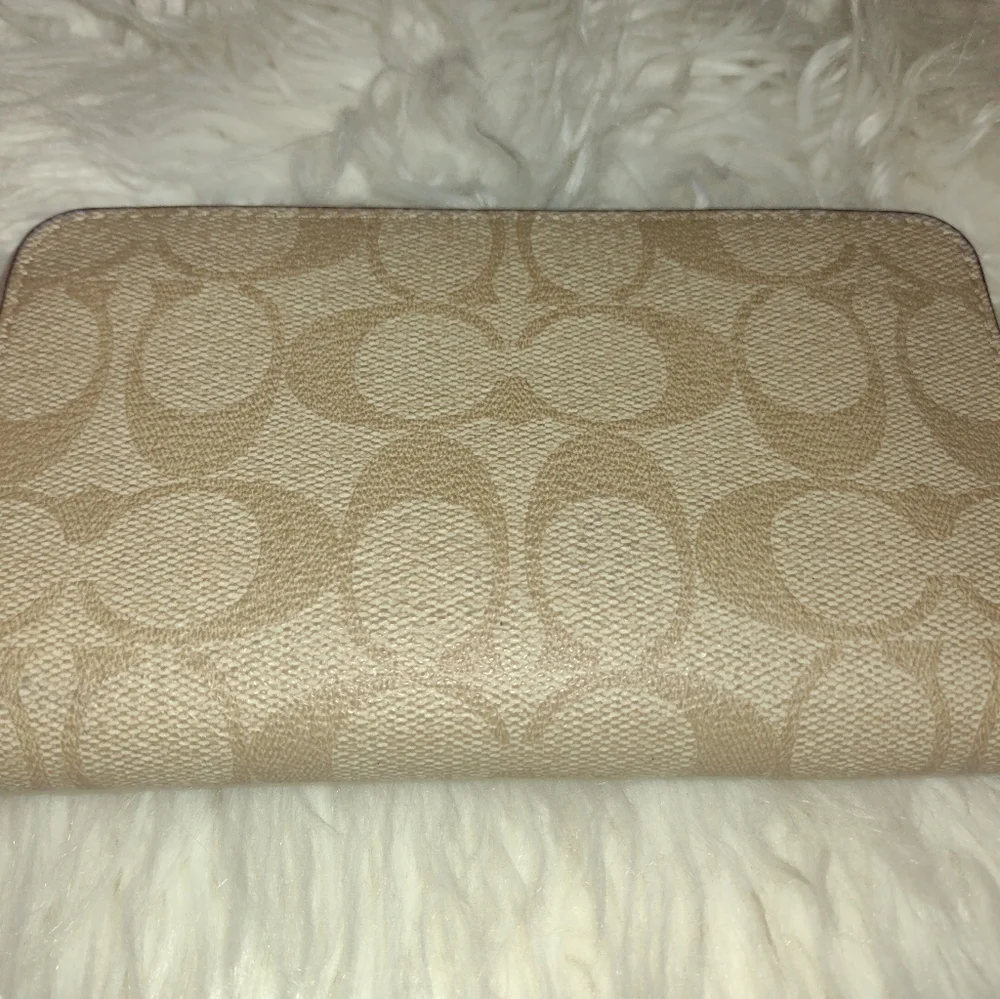 Coach Tan Wallet. - Picture 4 of 5